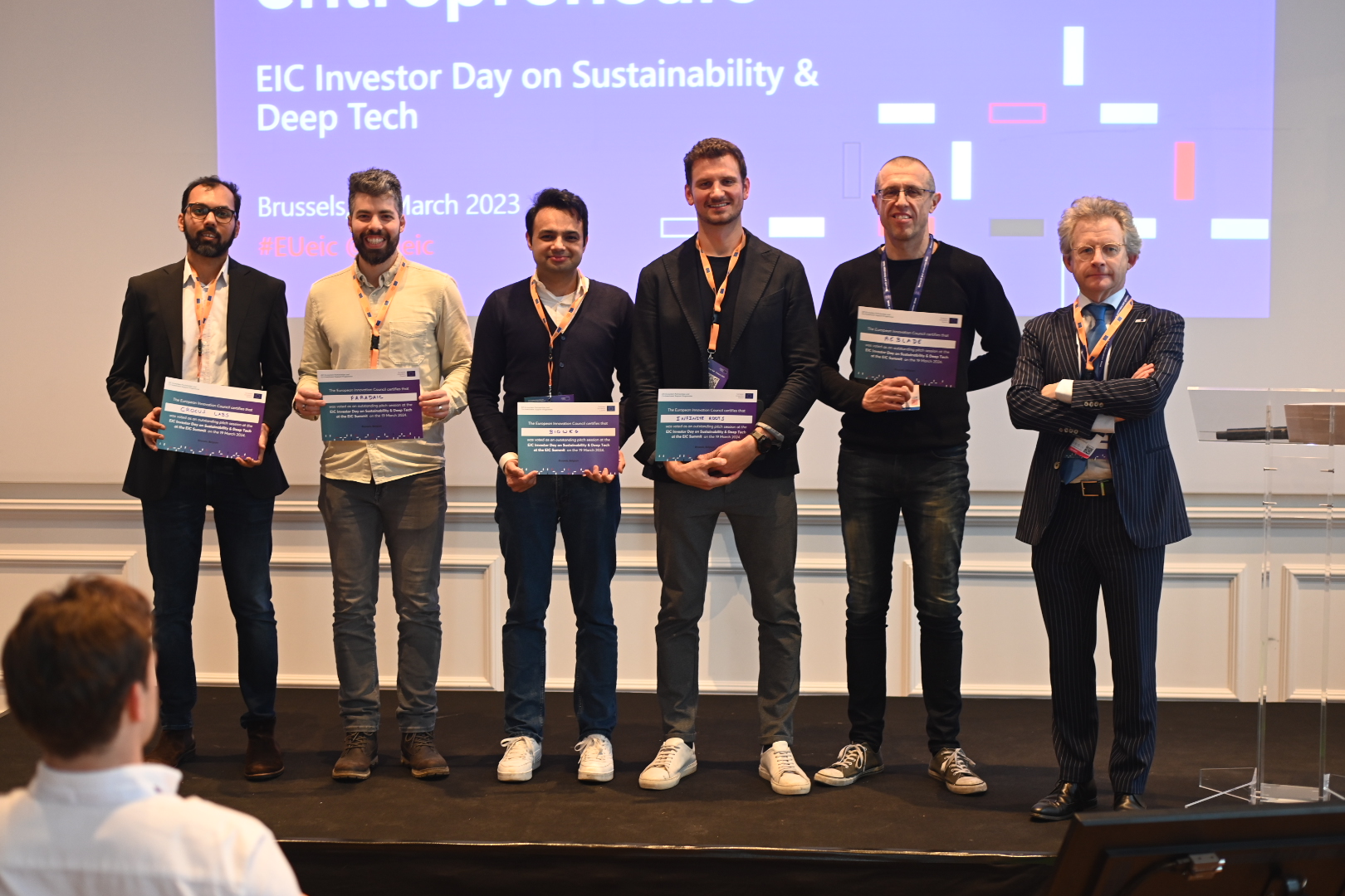 Winners of the pitching sessions pose with Head of the EIC board at the event